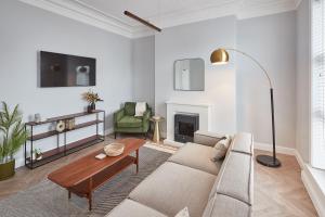 布里德灵顿Cosy Coastal Apartment 1的客厅配有沙发和桌子