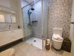 塔拉戈纳EF7 Beds & Family的一间带玻璃淋浴和卫生间的浴室
