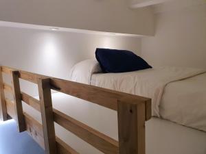 塔拉戈纳EF7 Beds & Family的双层床的上铺是蓝色枕头