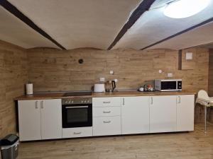 瑟切莱Casa 7 SATE apartament的厨房配有白色橱柜和台面