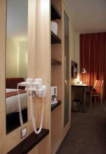 阿尔考本达斯阿尔科文达斯快捷假日酒店的一间酒店客房,墙上装有电话