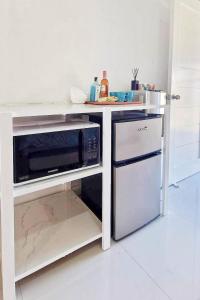 Ina Rose Apartment and Transient的厨房配有带微波炉和洗碗机的台面