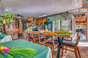 纽沃阿雷纳尔Arenal Chill Inn的厨房以及带桌椅的用餐室。