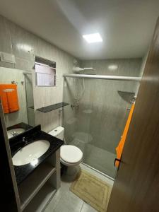 卢塞纳Bangalô no condomínio Victory em Lucena-PB的浴室配有卫生间、盥洗盆和淋浴。