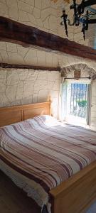 FontanLa petite tanière的一间卧室设有一张大床和窗户