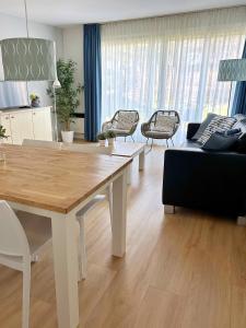 霍勒姆Kaap 10的客厅配有桌子和沙发