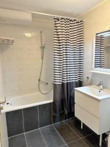 霍勒姆Kaap 10的带浴缸、水槽和淋浴的浴室