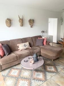 比勒费尔德"Casa Diego"Ferienhaus mit Garten的客厅配有棕色沙发和桌子
