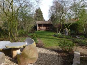 WichmondBed & Happiness的一个带长凳和房子的花园