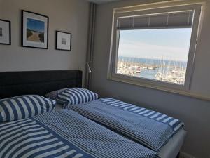 达普Holiday apartment Sea view in Damp的卧室在窗户前配有两张床