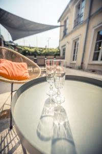特鲁瓦Le 12, Brissonnet - Troyes的玻璃桌旁的两杯酒