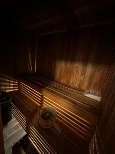 塔林Beautiful apartment with sauna的中间设有木制桑拿浴室和卫生间