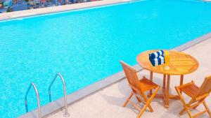 班达楠榜武吉兰杜餐厅酒店的游泳池旁的桌椅