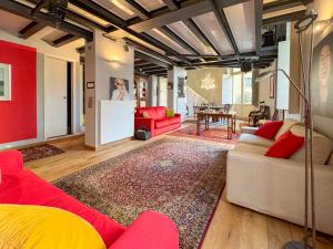 热那亚T-Loft的客厅配有红色椅子和红色沙发