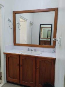 南迪CC airport rooms的一间带水槽和镜子的浴室