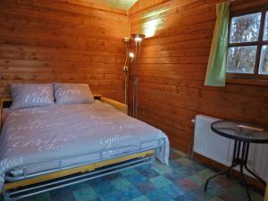 WichmondBed & Happiness的木制客房内的一间卧室,配有一张床
