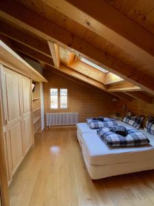 格林德尔瓦尔德萨珀罗公寓的一间带两张床的卧室,位于木天花板的房间