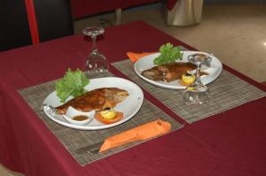 萨利尼亚拉尔Melia's hotel的桌子上两盘食物