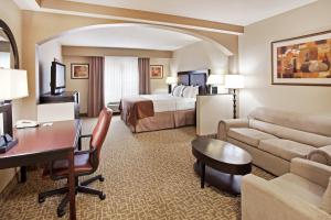 博福特博福特21号公路假日套房酒店的酒店客房配有一张特大号床和一张书桌