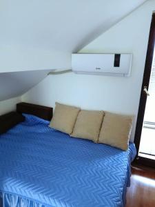 LjubovijaVikendica Dragica 1的一间卧室配有一张带蓝色棉被的床
