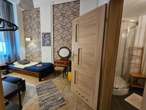 华沙Deja Vu Hostel的客房设有带淋浴和镜子的浴室