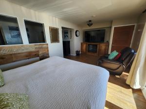 阿维拉海滩阿维拉海滩酒店的一间卧室配有一张床、一把椅子和电视