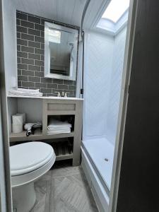 霍姆斯泰德Homestead RV的浴室配有卫生间、盥洗盆和淋浴。