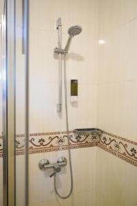 布埃乌Casa Videira - Hotel rural cerca del mar的浴室内配有淋浴和头顶淋浴