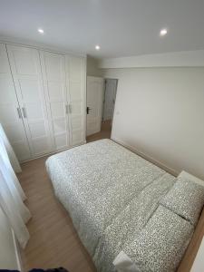 阿兰约兹Espacioso Apartamento Familiar en Aranjuez - Confort, Tranquilidad y Netflix Incluido的白色卧室配有一张床和白色橱柜