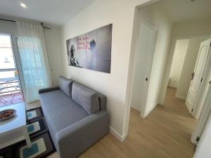 阿兰约兹Espacioso Apartamento Familiar en Aranjuez - Confort, Tranquilidad y Netflix Incluido的客厅配有沙发和桌子