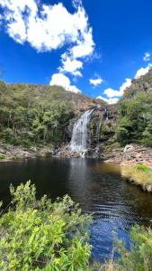 西波山Pousada Serra Morena的瀑布和河流中的水池
