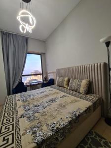 迪拜ocean view Dubai Marina JBR walk comfort room的一间卧室设有一张大床和大窗户