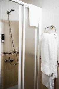 布埃乌Casa Videira - Hotel rural cerca del mar的带淋浴和白色毛巾的浴室