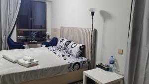 迪拜ocean view Dubai Marina JBR walk comfort room的卧室配有一张床和一张桌子及椅子