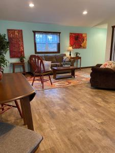 RangelyDragonfly Meadows Guesthouse的客厅配有沙发和桌子