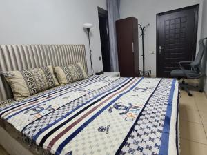 迪拜ocean view Dubai Marina JBR walk comfort room的卧室里床上床有被子