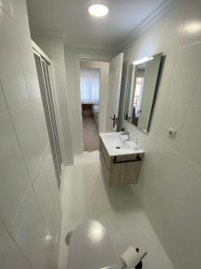阿兰约兹Espacioso Apartamento Familiar en Aranjuez - Confort, Tranquilidad y Netflix Incluido的白色的浴室设有水槽和镜子