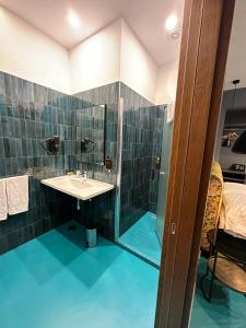 索伦托Sorrento Rooms Deluxe的一间带水槽和淋浴的浴室