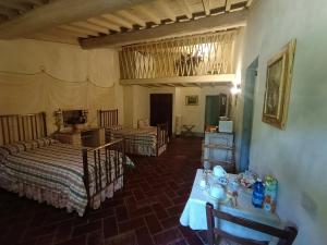 博尔戈圣洛伦索洛坎达迪阿尔伯瑞住宿加早餐旅馆的一间设有两张床的房间和一张带盘子的桌子