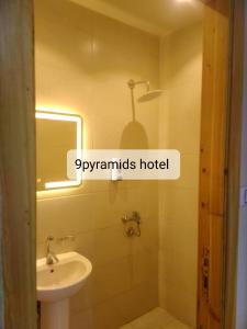 开罗9pyramids hotel的一间带水槽、卫生间和镜子的浴室