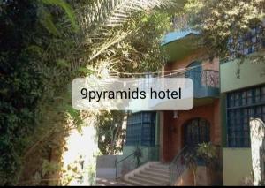 开罗9pyramids hotel的建筑前方的金字塔旅馆标志