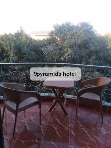 开罗9pyramids hotel的坐在桌椅上的读间谍酒店的标志