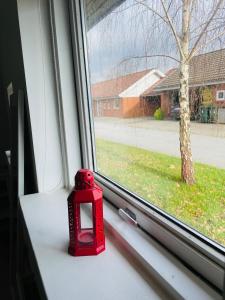 比伦德1 private room in Billund的坐在窗台上的红色蜡烛