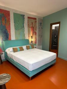 索伦托Sorrento Rooms Deluxe的一间卧室,卧室内配有一张大床