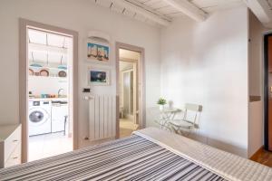 科拉托Cesarotti B&B的白色客房 - 带床和厨房
