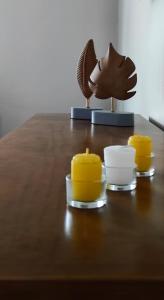 瓦哈卡市"Loft Naranjos, live the unique"的一张桌子,上面有一只手和两碗黄油