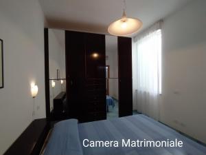 伊斯基亚Arcadia Case e Vacanze的一间卧室配有一张床和镜子