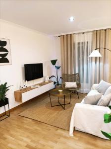 维拉加尔西亚·德·阿劳萨As Conchas的客厅配有白色沙发和电视