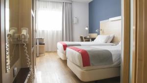 赫塔费马德里-赫塔菲快捷假日酒店的酒店客房设有两张床和电话