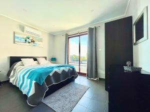 马达莱纳Vista Montanha的一间卧室设有一张床和一个大窗户
